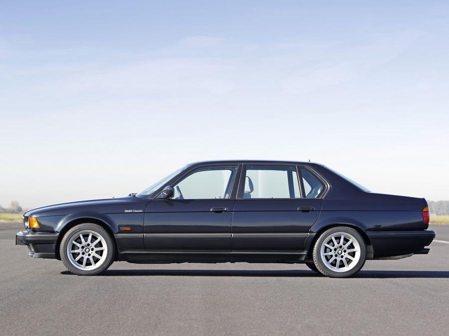  BMW 750iL 1987 года  (фото 2 из 18)